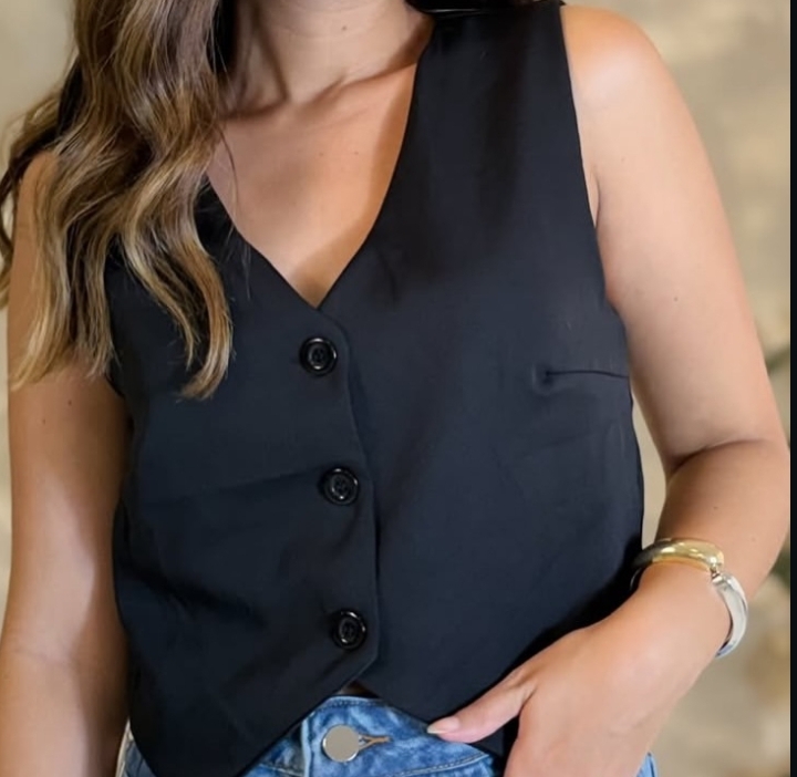 Colete feminino preto com botões