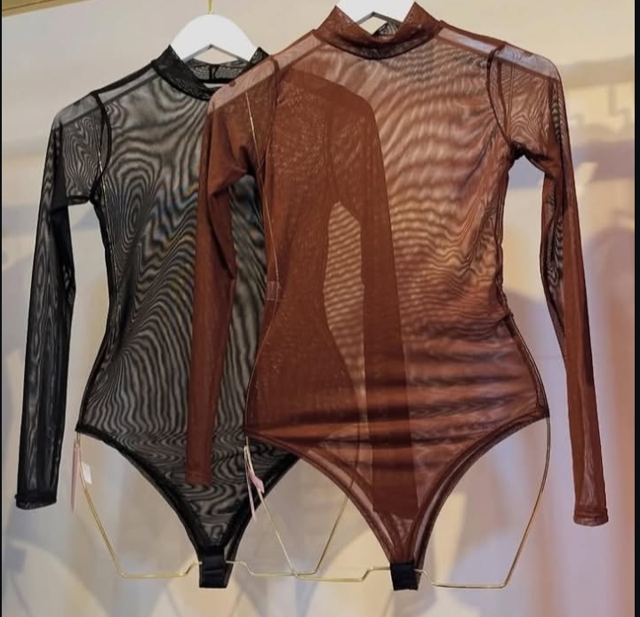 Bodies femininos transparentes de manga longa em preto e marrom