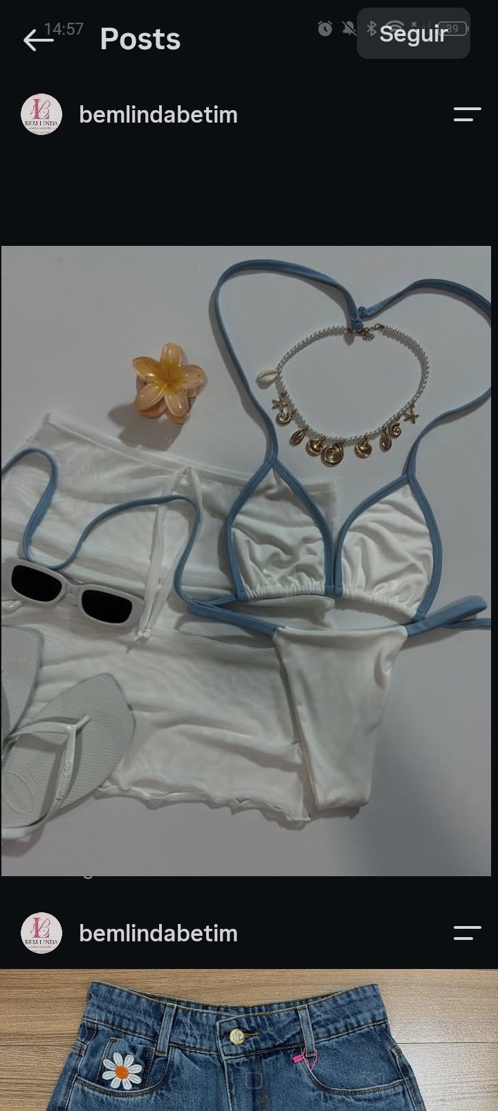 Conjunto de moda praia branco com detalhes azuis