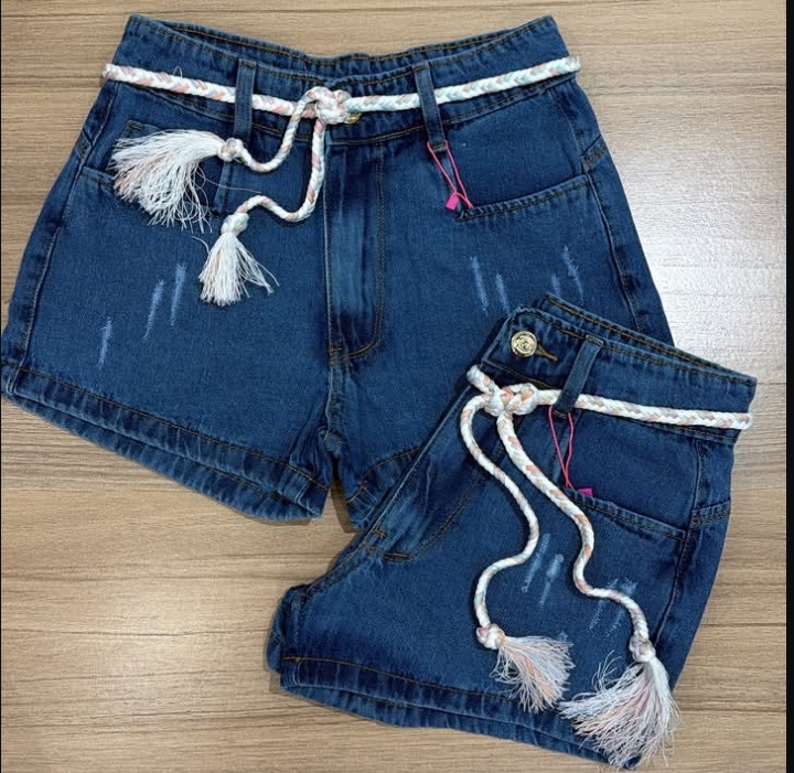 Short jeans feminino com cinto de cordão