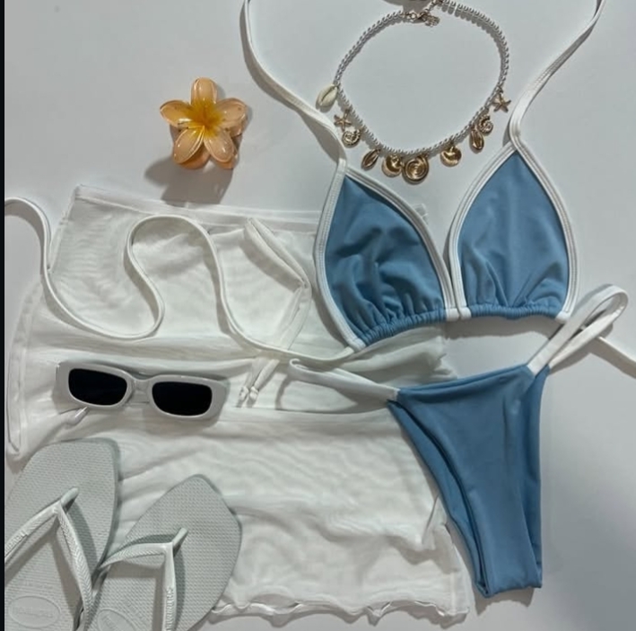 Conjunto de moda praia branco e azul