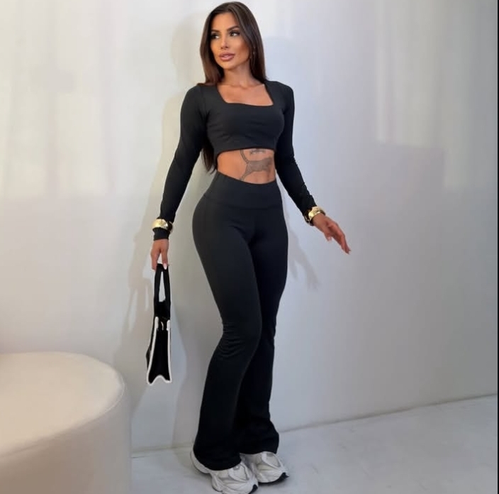 Conjunto feminino preto com blusa de manga longa e calça