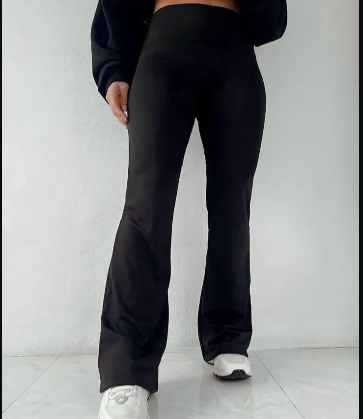 Calça feminina preta de modelagem flare