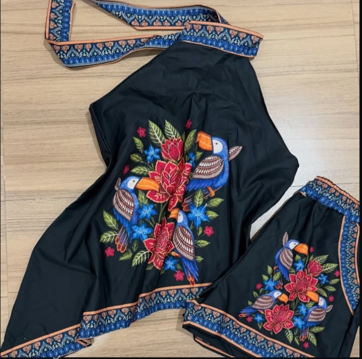 Conjunto feminino preto com estampa tropical colorida