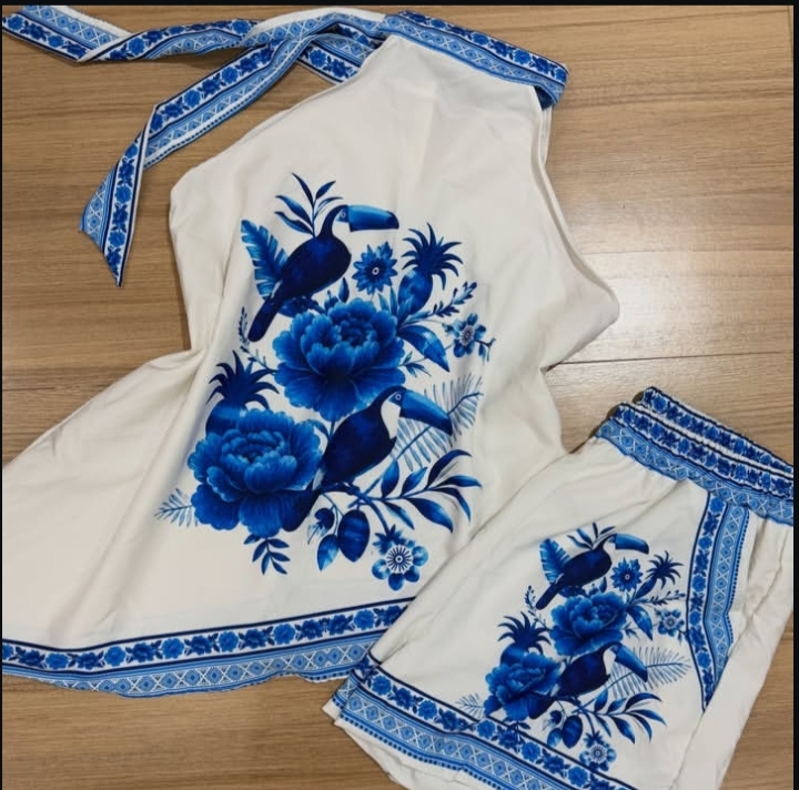 Conjunto feminino branco com estampa tropical azul