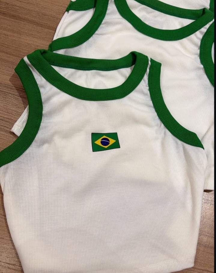 Cropped feminino branco com acabamento verde e bandeira do Brasil
