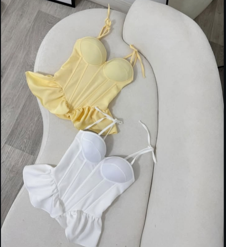 Blusas femininas amarela e branca