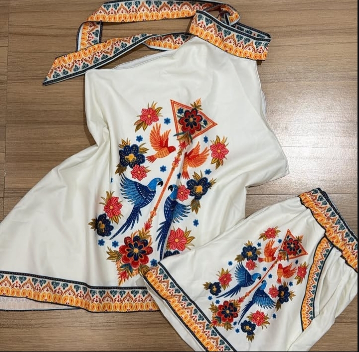 Conjunto feminino branco com estampa floral colorida