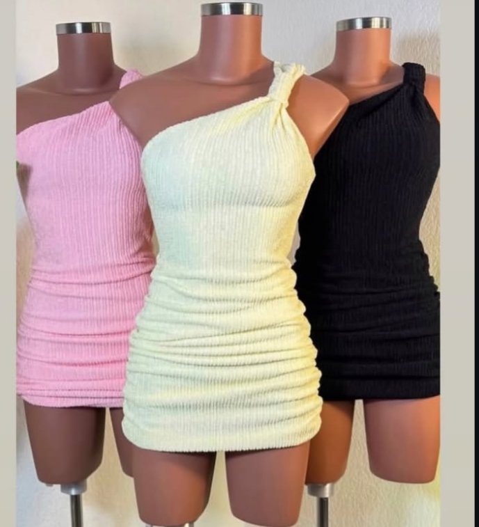 Vestidos femininos curtos em rosa, amarelo claro e preto