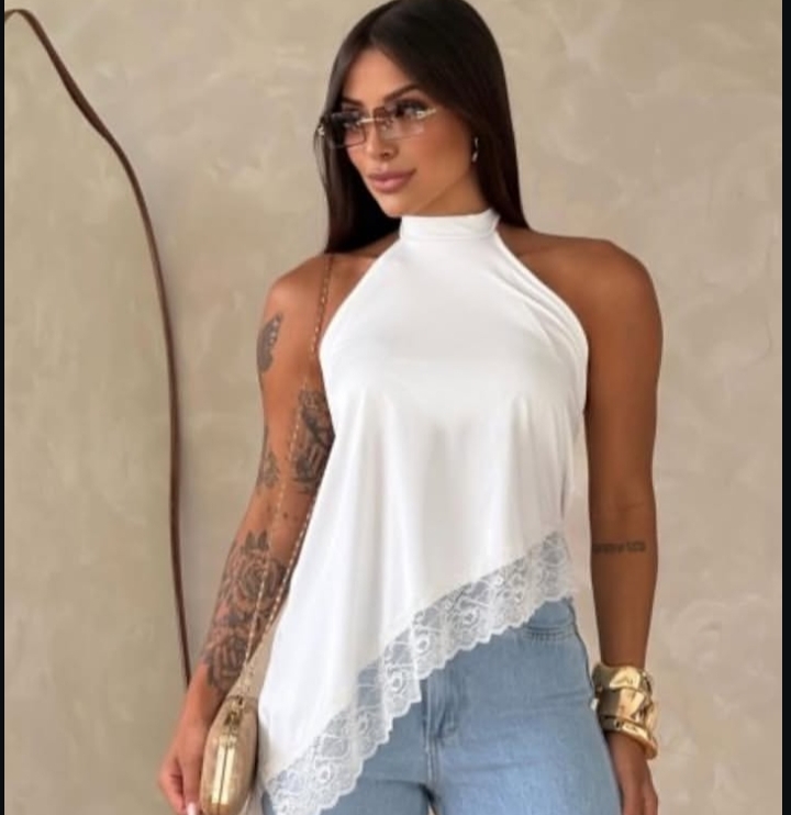 Blusa feminina branca assimétrica com detalhe de renda